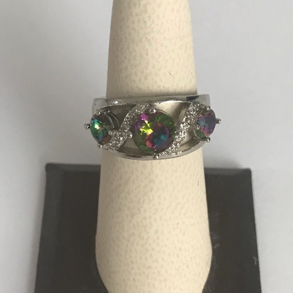 Beautifully Designed Fancy Ring! - Picture 7 of 7
